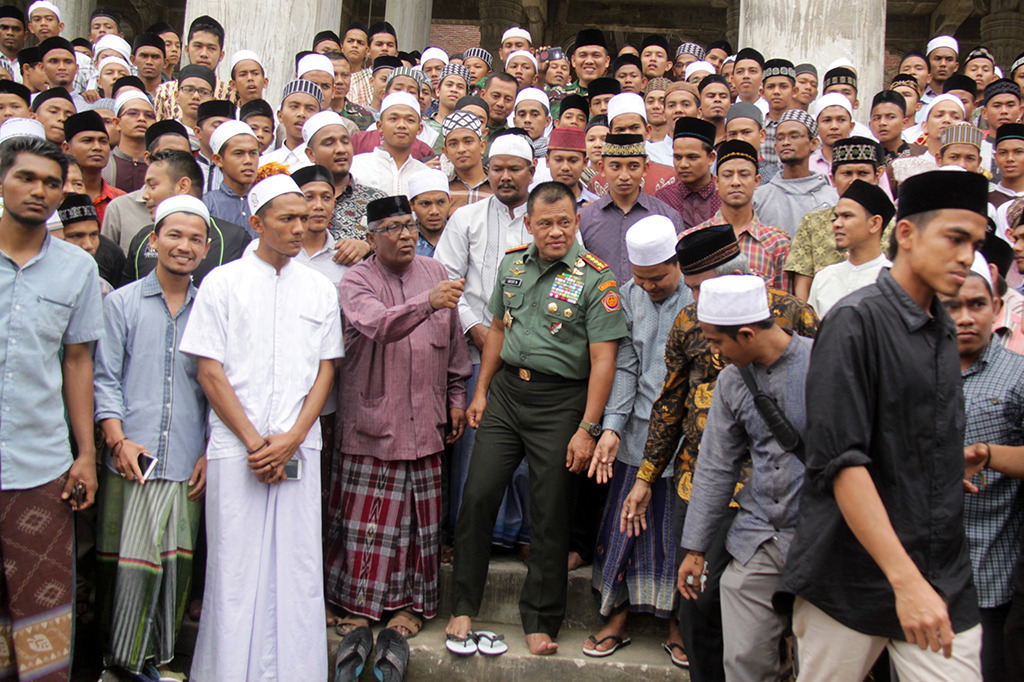 Kunjungan ke daerah itu untuk menyaksikan kondisi para santri yang terkena dampak gempa dan penanganan kampus Sekolah Tinggi Agama Islam Al Aziziyah yang runtuh akibat gempa.
