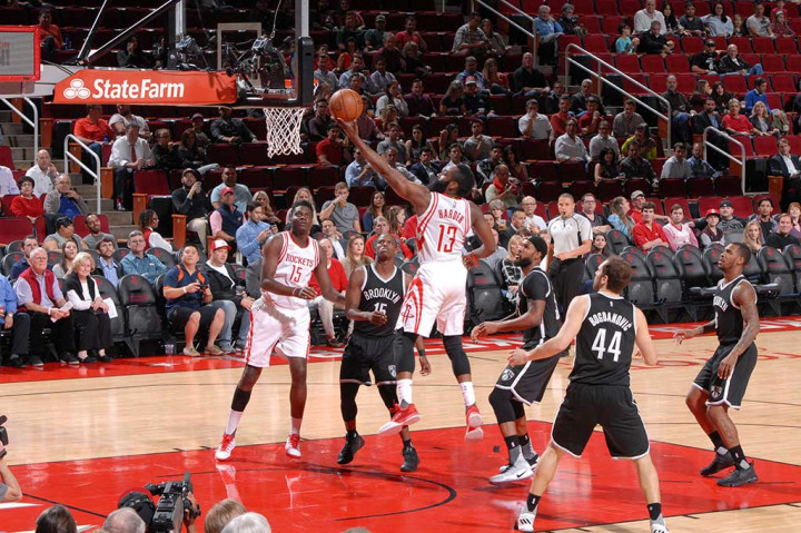 James Harden menyelesaikan laga dengan mencetak double-double, yaitu 36 poin, 8 rebound, dan 11 assist.