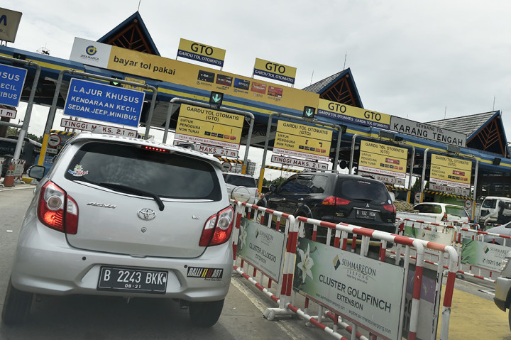 Antrean kendaraan di gerbang tol otomatis (GTO) Karang Tengah, Tangerang, Banten, Selasa (13/12/2016).