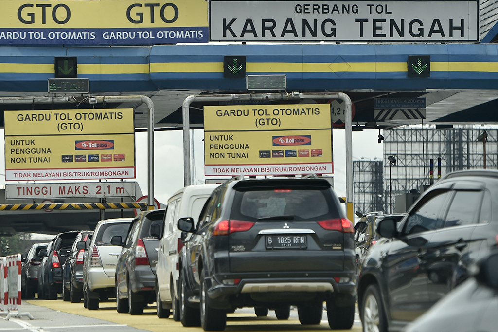 Antrean kendaraan di gerbang tol otomatis (GTO) Karang Tengah, Tangerang, Banten, Selasa (13/12/2016).