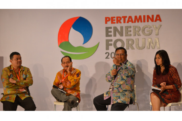 Wakil Direktur Utama PT Pertamina (Persero) Ahmad Bambang (kedua kanan) bersama Komisaris Utama Tanri Abeng (kedua kiri), Deputi BUMN Bidang Usaha Energi, Logistik, Kawasan dan Pariwisata Edwin Hidayat (kiri), dan Kepala Komunikasi Korporat Pertamina Wianda Pusponegoro (kanan) pada acara Pertamina Energy Forum 2016.