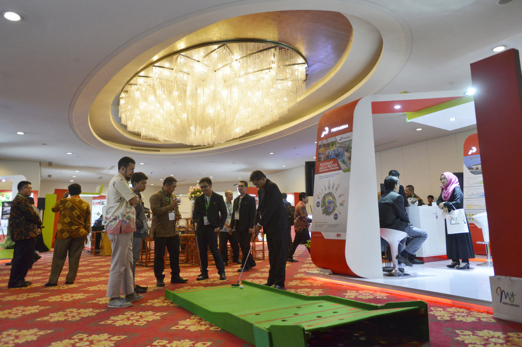 Pengunjung mencoba sebuah permainan dalam pameran yang diselenggarakan di sela-sela Pertamina Energy Forum 2016.