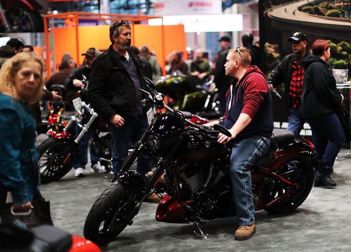 Dua penggemar sepeda motor mendikusikan salah satu model baru dari Harley Davidson (HD). Sebagai merek lokal, HD punya basis penggemar fanatik yang kuat di AS.