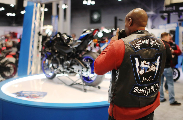 Seorang anggota klub bermotor memotret sebuah sepeda motor yang dipamerkan. Generasi milenial AS kurang tertarik menjadi anggota klub bermotor.