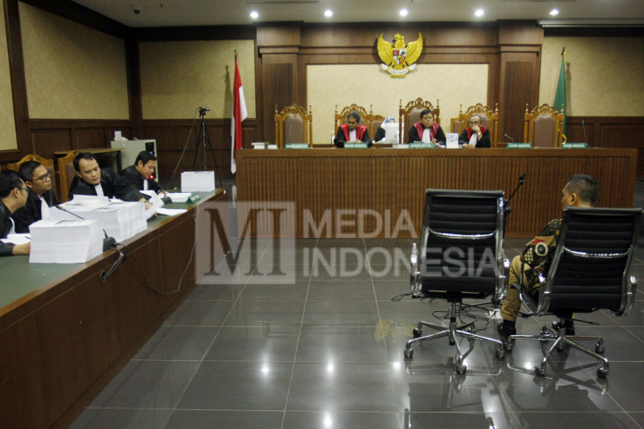 Terdakwa kasus dugaan suap raperda reklamasi dan pencucian uang M Sanusi mendengarkan pembacaan tuntutan oleh jaksa penuntut umum saat menjalani sidang di Pengadilan Tipikor, Jakarta, Selasa (13/12/2016).