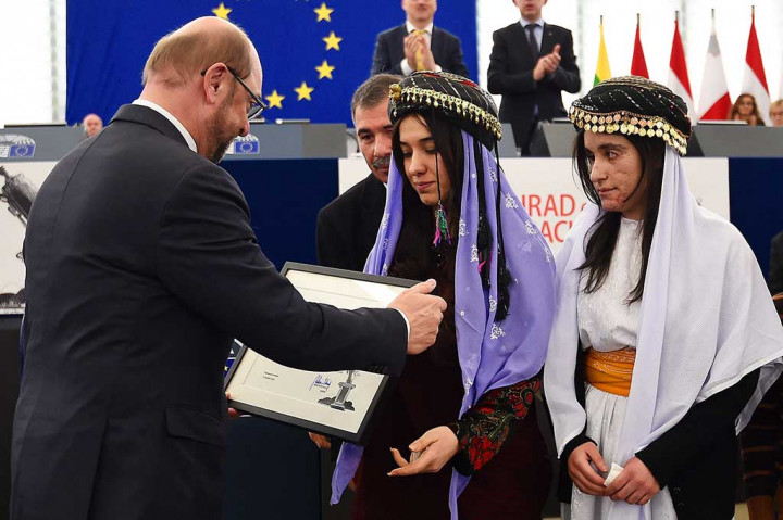 Presiden Parlemen Eropa Martin Schulz memberikan hadiah HAM Shakarov 2016 kepada Nadia Murad (tengah) dan Lamia Haji Bashar, di Parlemen Eropa, Strasbourg, Selasa.
