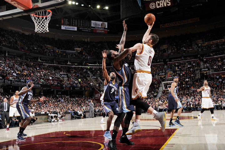 Kevin Love menyelesaikan laga dengan menyumbang 29 poin dan 13 rebound.