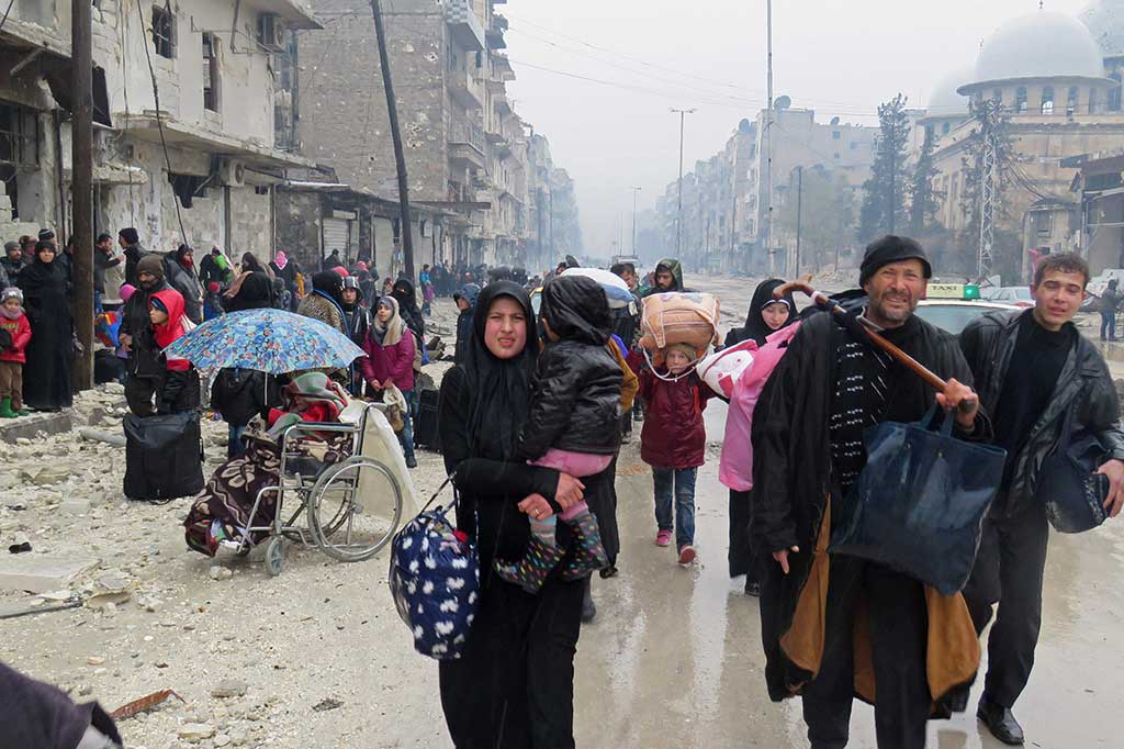 Warga Suriah yang melarikan diri dari Bustan al-Qasr, tiba di Aleppo, Selasa (13/12/2016) waktu setempat.
