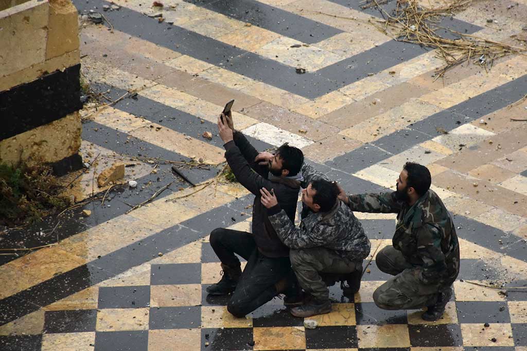 Pasukan pro-pemerintah Suriah berfoto selfie di halaman masjid kuno Umayyah.