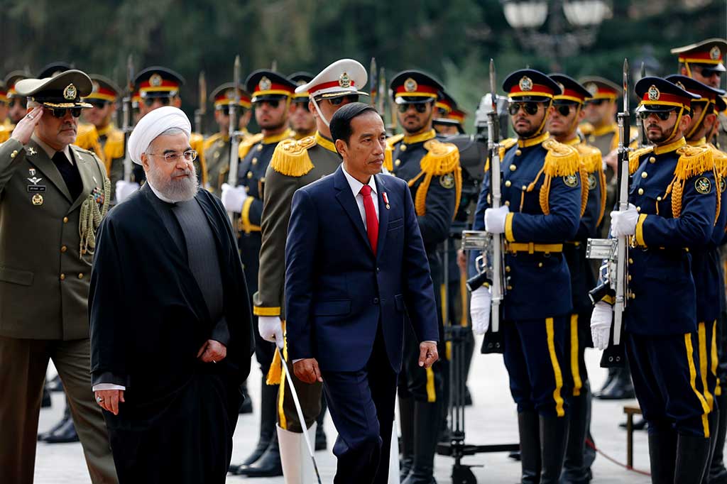 Presiden Iran Hassan Rouhani bersama Presiden Jokowi melakukan pemeriksaan pasukan pengamanan presiden dalam Upacara Penghormatan di Istana Saad Abad, Teheran, Rabu.