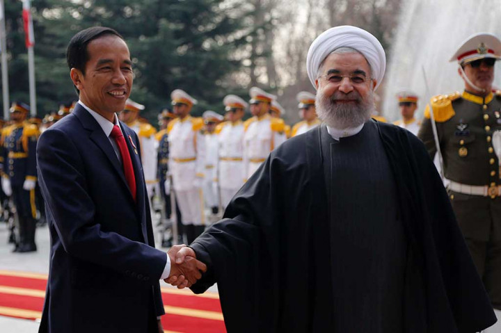 Presiden Iran Hassan Rouhani berjabat tangan dengan Presiden Jokowi dalam Upacara Penghormatan di Istana Saad Abad, Teheran.