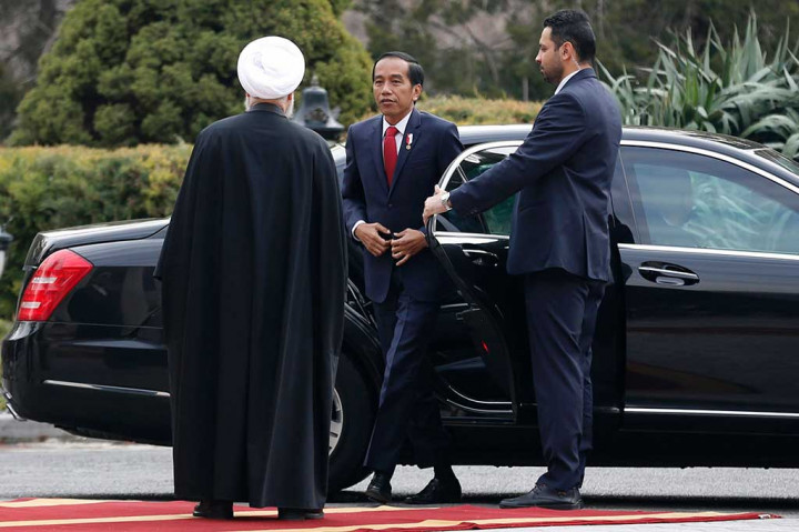 Presiden Iran Hassan Rouhani menyambut Presiden Joko Widodo dalam Upacara Penghormatan di Istana Saad Abad, Teheran.