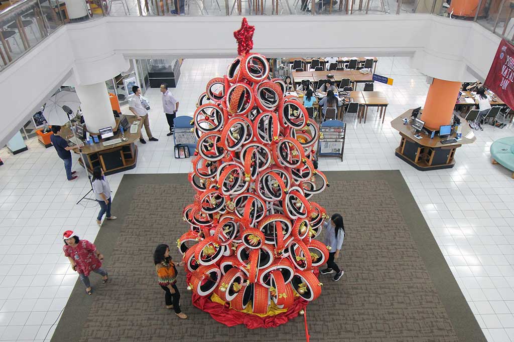 Pohon Natal Ini Terbuat dari Ban Bekas