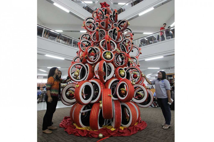 Pohon Natal Ini Terbuat dari Ban Bekas