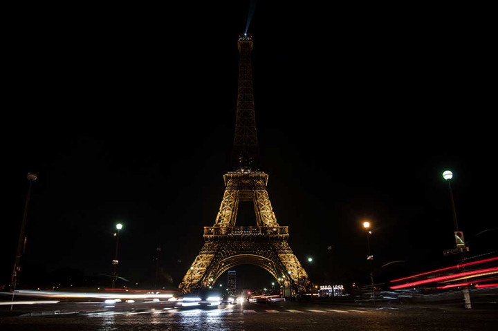 Lampu yang menerangi Menara Eiffel, Prancis, mulai dipadamkan pada pukul 20.00 waktu setempat.