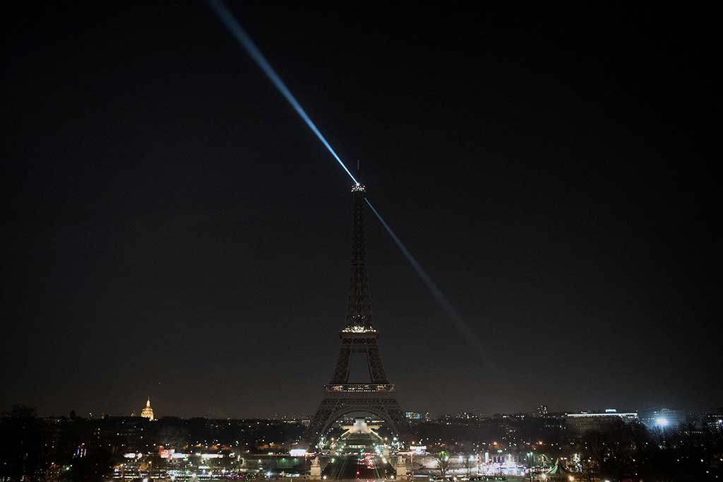 Menara Eiffel gelap sebagai simbol dukungan Kota Paris untuk Aleppo dan para warganya.