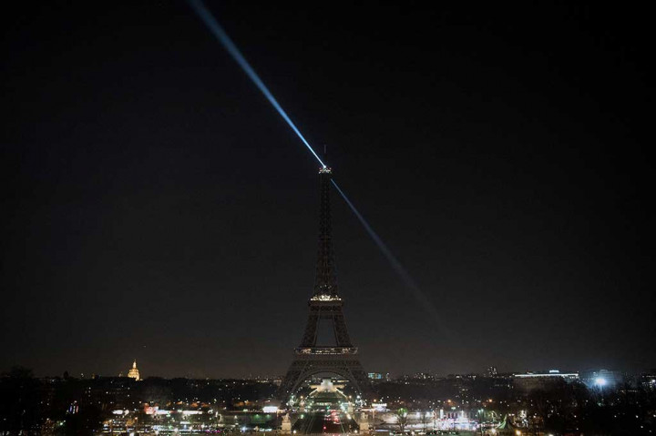 Menara Eiffel gelap sebagai simbol dukungan Kota Paris untuk Aleppo dan para warganya.