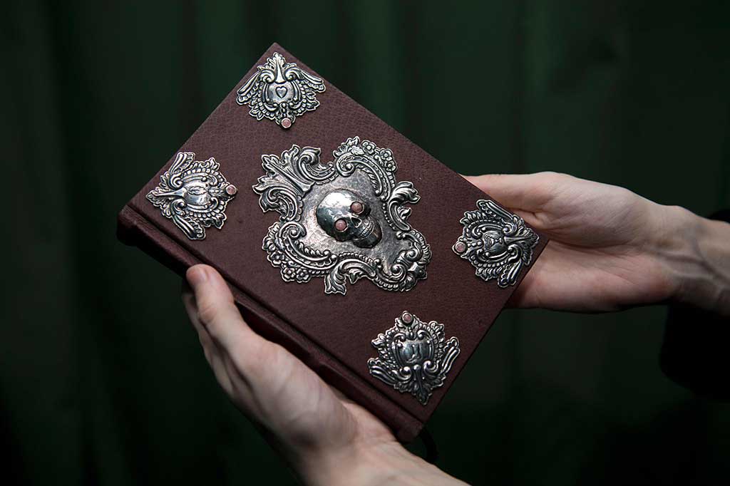 Buku langka yang ditulis tangan dan digambar oleh penulis 'Harry Potter' Joanne Kathleen Rowling berjudul 'The Tales of Beedle the Bard' diperlihatkan di rumah lelang Sotheby, di London.