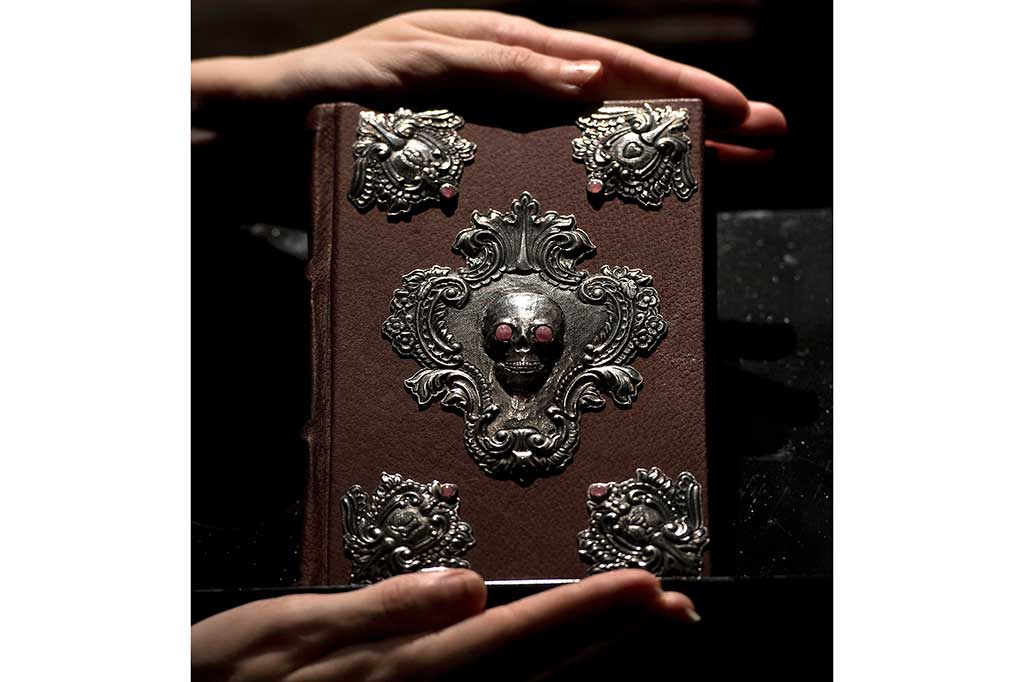 Salinan bersampul kulit Maroko coklat dan dihiasi dengan perak itu, dulu dipersembahkan kepada editor Barry Cunningham yang menerbitkan novel pertama 'Harry Potter dan Batu Bertuah'. Buku itu juga berisi ucapan terima kasih dari Rowling.