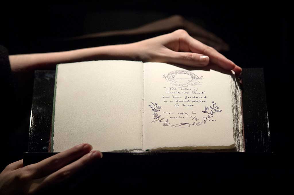 'The Tales of Beedle the Bard' (kisah Beedle sang juru cerita) merupakan salah satu dari enam salinan yang dibuat Rowling sebagai hadiah kepada mereka yang membantu mewujudkan dunia sihir Harry Potter menjadi nyata.