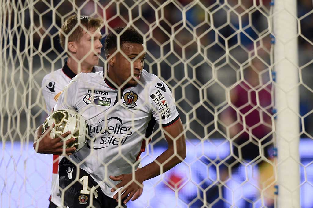 Penyerang Nice Alassane Plea memperkecil ketertinggalan menjadi 2-1 tiga menit sebelum turun minum.