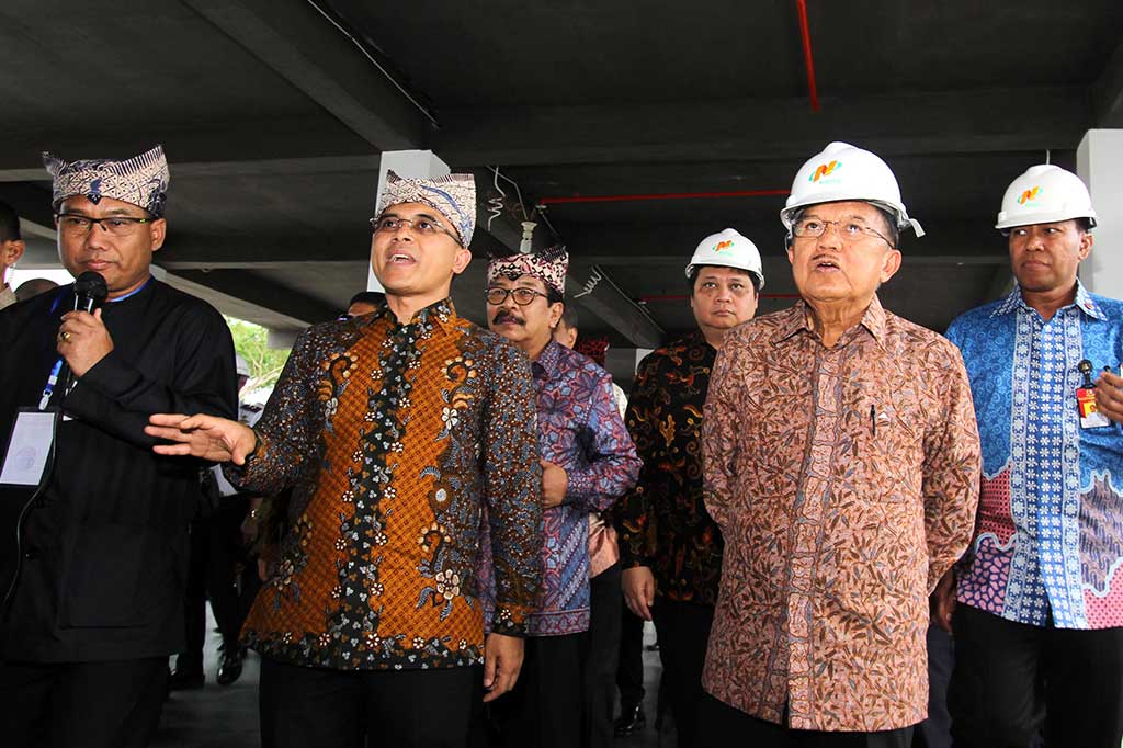 Wakil Presiden Jusuf Kalla didampingi Gubernur Jawa Timur Sukarwo (ketiga kiri) dan Bupati Banyuwangi Abdullah Azwar Anas (kedua kiri) meninjau pembangunan terminal baru Bandara Blimbingsari, Banyuwangi, Jawa Timur, Kamis.