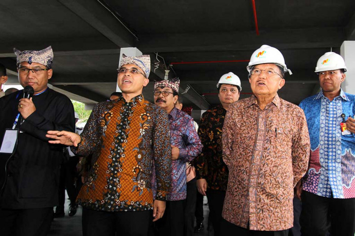 Wakil Presiden Jusuf Kalla didampingi Gubernur Jawa Timur Sukarwo (ketiga kiri) dan Bupati Banyuwangi Abdullah Azwar Anas (kedua kiri) meninjau pembangunan terminal baru Bandara Blimbingsari, Banyuwangi, Jawa Timur, Kamis.