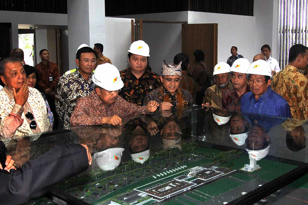 Wapres Jusuf Kalla didampingi Bupati Banyuwangi Abdullah Azwar Anas melihat maket terminal baru Bandara Blimbingsari.