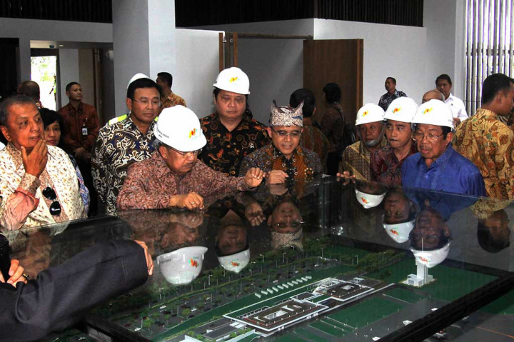 Wapres Jusuf Kalla didampingi Bupati Banyuwangi Abdullah Azwar Anas melihat maket terminal baru Bandara Blimbingsari.