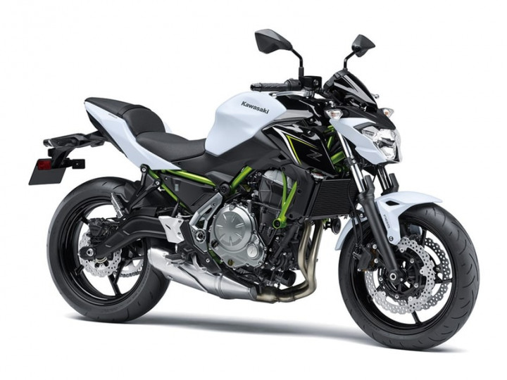 Kawasaki menghadirkan Z900 yang mengekpos rangka model teralis. Naked bike ini bermesin empat silinder 948cc dengan perangkat rem ABS. kawasaki.com