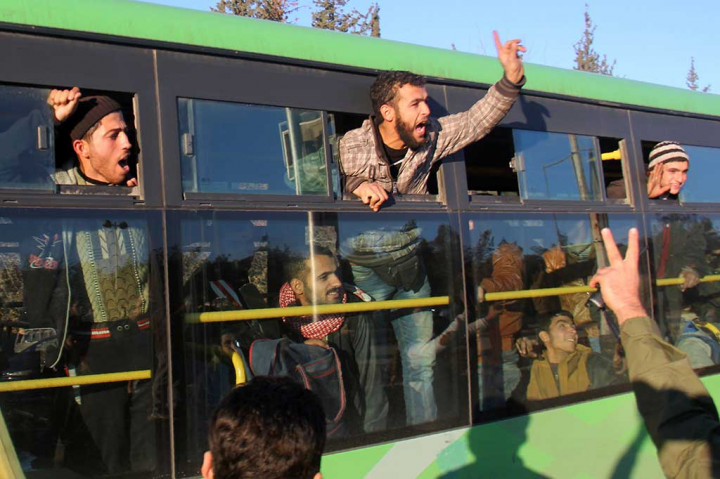 Rombongan warga dari Aleppo tiba di wilayah yang dikuasai oposisi, Khan al-Aassal.