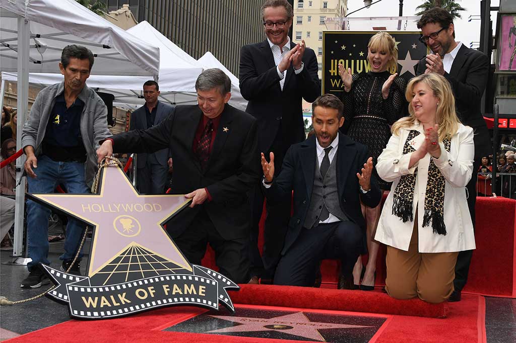 (Belakang dari kiri) Rhett Reese, Anna Faris, Paul Wernick, (depan dari kiri) Leron Gubler, Ryan Reynolds, dan Fariba Kalantari menghadiri upacara menghormati aktor Ryan Reynolds dengan bintang di Hollywood Walk of Fame, Hollywood.