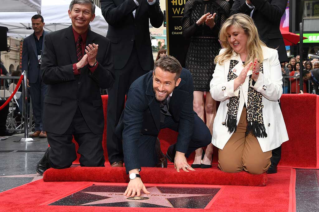 Aktor Ryan Reynolds memegang bintangnya di Hollywood Walk of Fame, Hollywood.