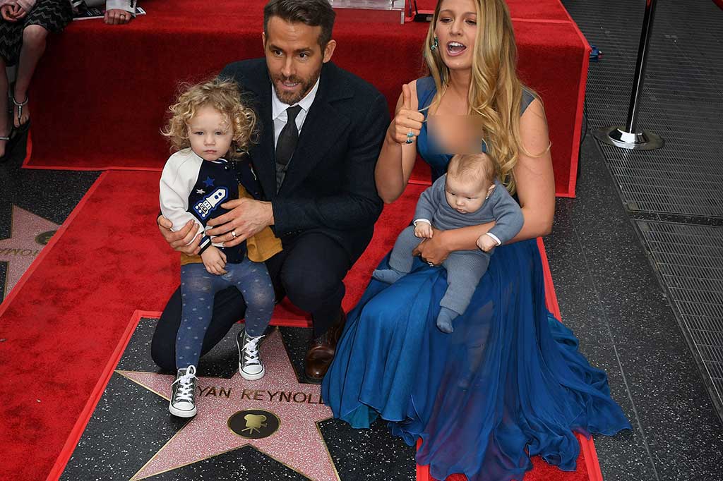 Reynolds bersama istrinya Blake Lively dan dua putrinya berpose di bintangnya di Hollywood Walk of Fame, Hollywood.