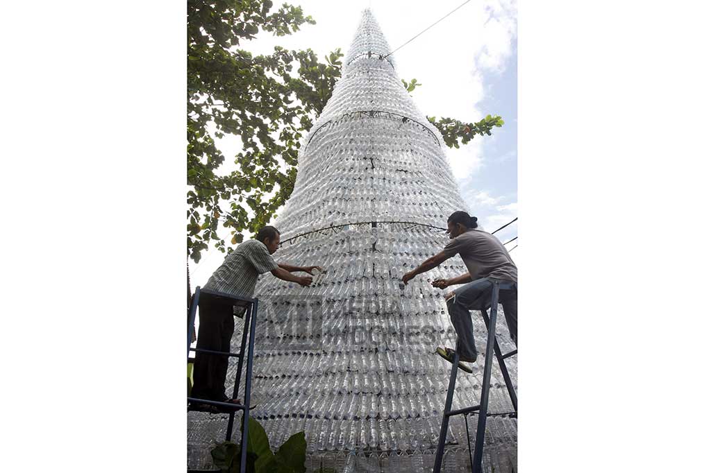 Pohon Natal ini dari Botol Bekas Air Mineral