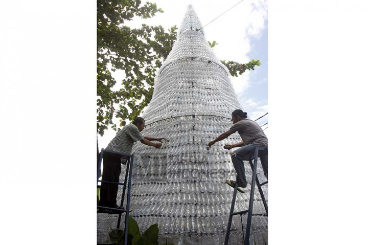 Pohon Natal ini dari Botol Bekas Air Mineral