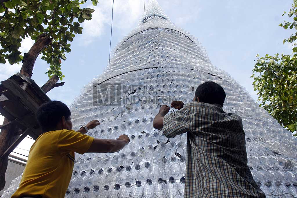Pohon Natal ini dari Botol Bekas Air Mineral