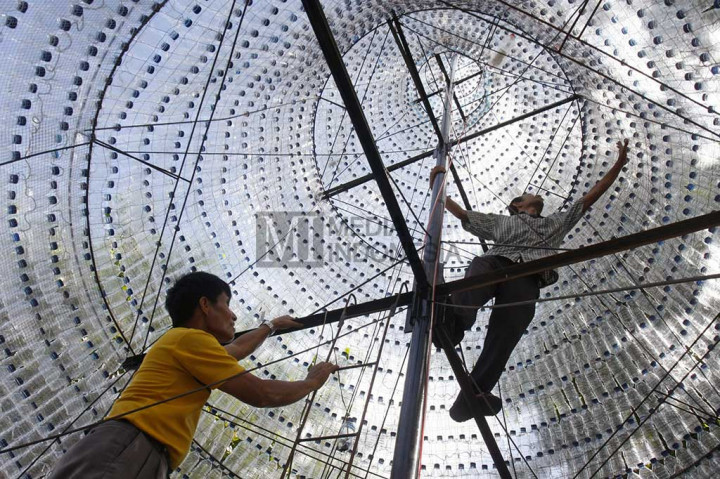 Pohon Natal ini dari Botol Bekas Air Mineral