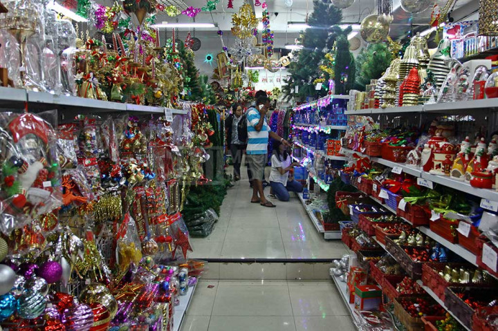 Calon pembeli memilih pernak-pernik Natal di kawasan Pasar Baru, Jakarta, Kamis (15/12/2016).