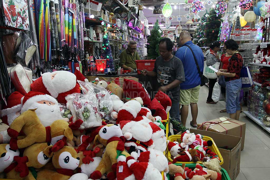 Calon pembeli memilih pernak-pernik Natal di kawasan Pasar Baru, Jakarta, Kamis (15/12/2016).