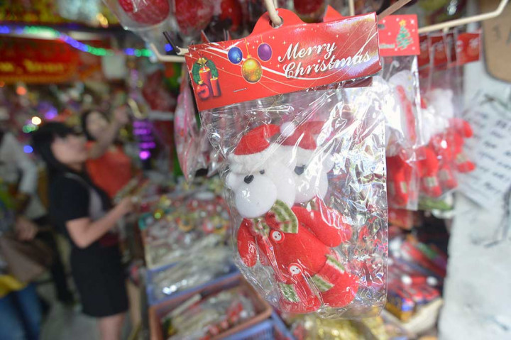 Pembeli memilih pernak-pernik Natal yang dijual di Pasar Asemka, Jakarta.