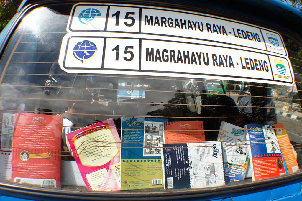 Sejumlah buku dipajang di dalam angkot saat peluncuran 'Angkot Pintar' di Bandung, Jawa Barat, Jumat (16/12/2016).