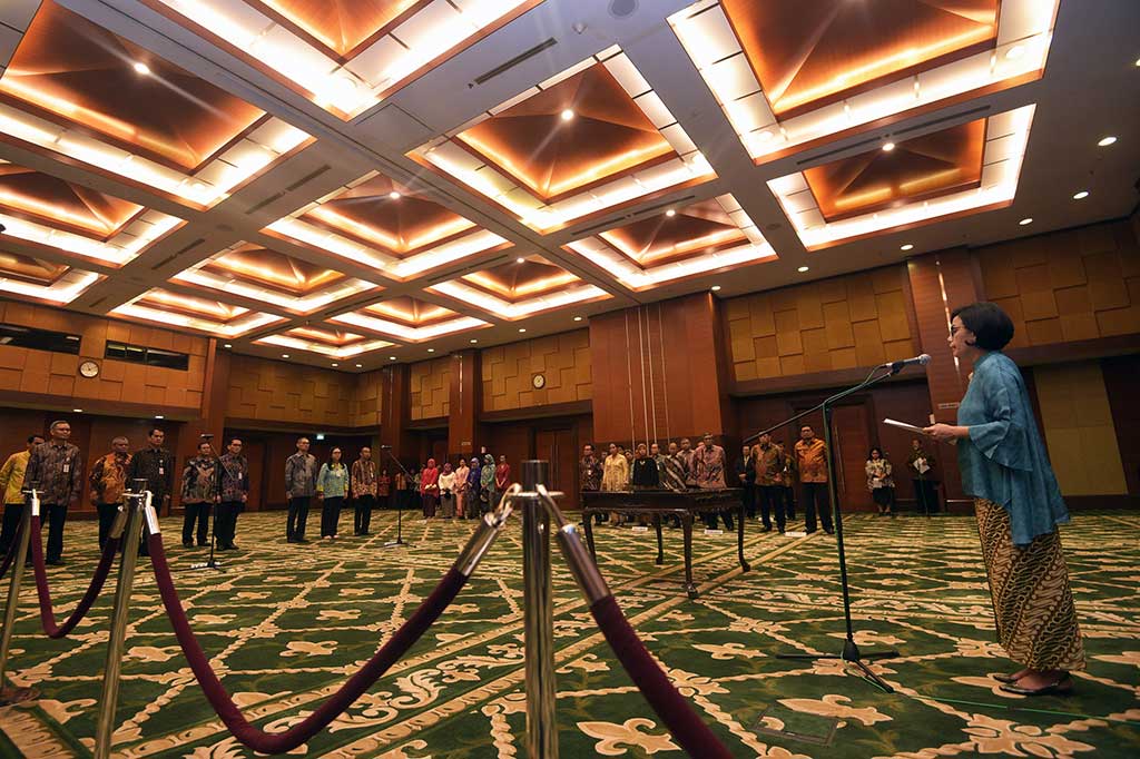 Menkeu Sri Mulyani (kanan) memberikan pengarahan saat pelantikan pejabat eselon I dan II di kantor Kementerian Keuangan, Jakarta, Jumat. 