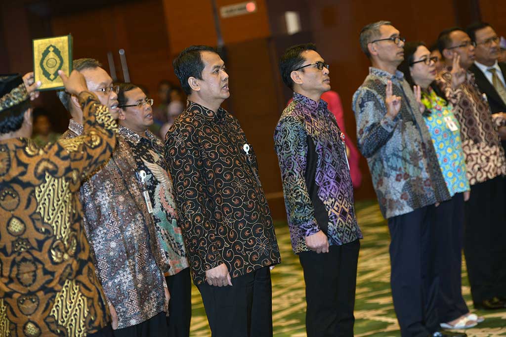 Sejumlah pejabat baru eselon II mengikuti pengambilan sumpah jabatan saat dilantik di kantor Kemenkeu.