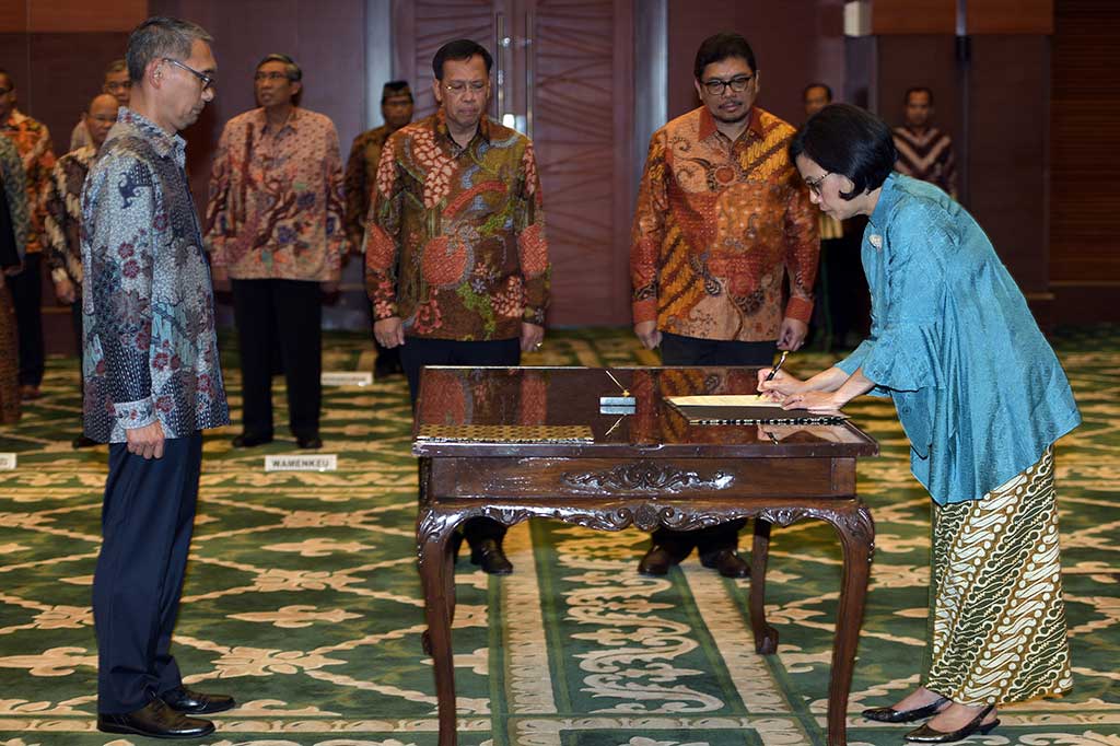 Menkeu Sri Mulyani menandatangani berita acara pelantikan pejabat eselon I Rionald Silaban (kiri) sebagai Staf Ahli Bidang Makro Ekonomi dan Keuangan Internasional disaksikan Sekjen Hadiyanto (kedua kanan) dan Dirjen Pengelolaan Pembiayaan dan Risiko Robert Pakpahan (ketiga kanan).