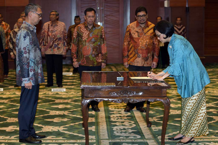 Menkeu Sri Mulyani menandatangani berita acara pelantikan pejabat eselon I Rionald Silaban (kiri) sebagai Staf Ahli Bidang Makro Ekonomi dan Keuangan Internasional disaksikan Sekjen Hadiyanto (kedua kanan) dan Dirjen Pengelolaan Pembiayaan dan Risiko Robert Pakpahan (ketiga kanan).