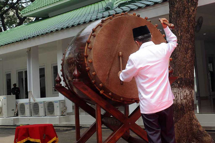 Wapres Jusuf Kalla memukul bedug saat meresmikan Masjid Muhaiminurrais di Markas Komando Paspampres di Jakarta.