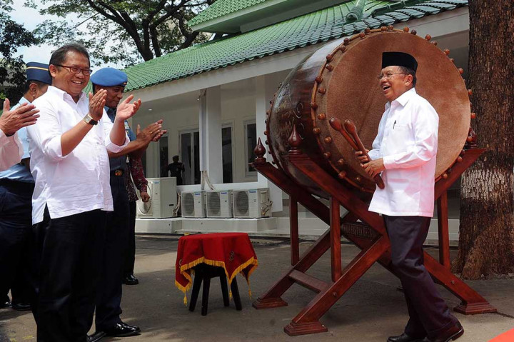Wapres Jusuf Kalla didampingi Menkominfo Rudiantara meresmikan Masjid Muhaiminurrais di Markas Komando Paspampres di Jakarta.