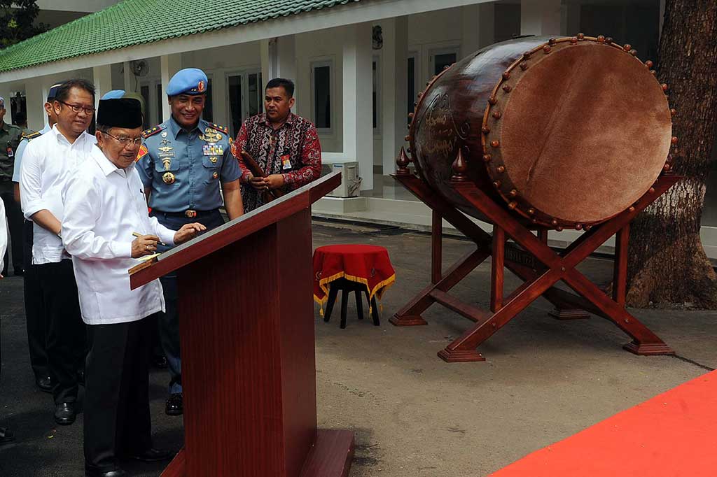 Wapres Jusuf Kalla didampingi Menkominfo Rudiantara menandatangani prasasti saat meresmikan Masjid Muhaiminurrais.