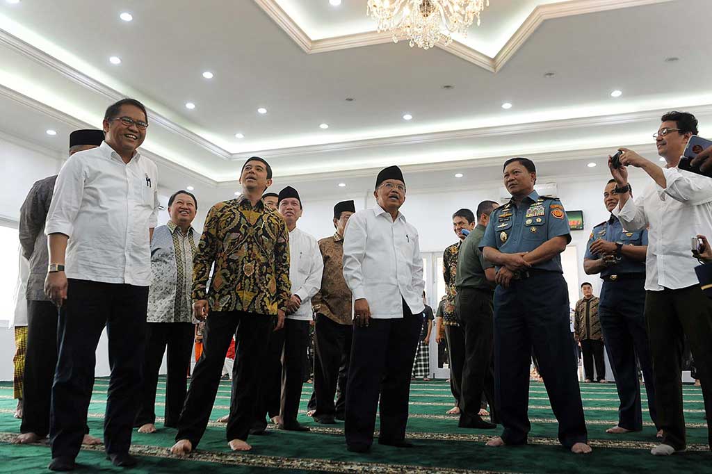 Wapres Jusuf Kalla didampingi Menkominfo Rudiantara meninjau Masjid Muhaiminurrais.